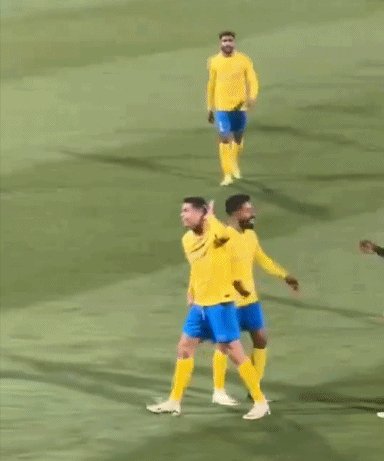 C罗对球迷做“不雅动作” 沙特足协罚不罚？