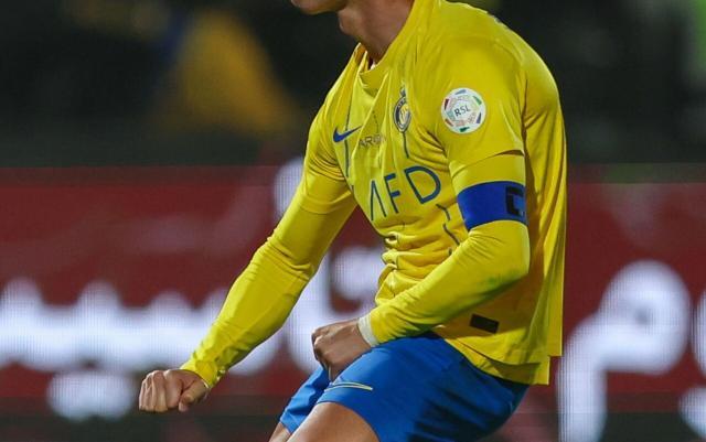 C罗对球迷做“不雅动作” 沙特足协罚不罚？