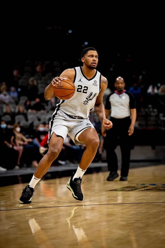 直播吧-【现场】帕克现场督战 马刺打出赛季最佳比赛