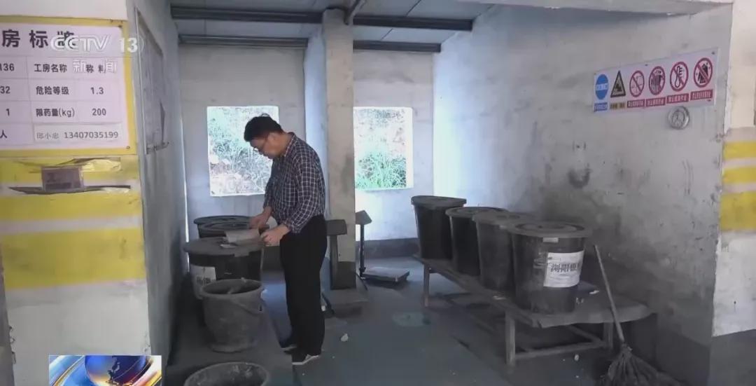体育-央视披露浏阳爆炸烟花厂内部画面：几乎所有火药生产线工房门口贴符，希望保佑平安；火药混堆安全隐患突出，电线杆断裂、车辆仅剩骨架